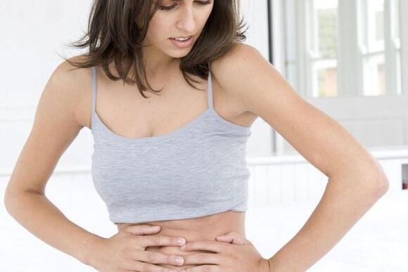 A dor na região abdominal é um dos primeiros sinais possíveis de pancreatite. 
