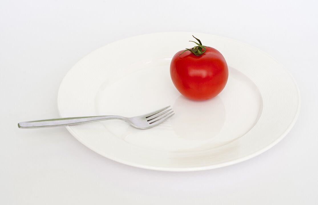 tomate com um garfo no prato