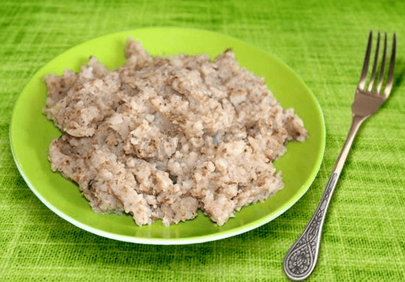 Mingau feito de trigo sarraceno esmagado com manku